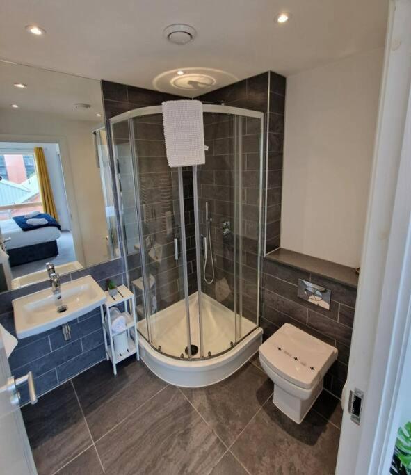 Modern Apartment, Sleeps 6, Belfast City Centre Esterno foto